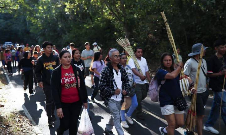 Fieles salvadoreños celebran una procesión para fortalecer la hermandad entre pueblos