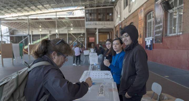 Comienzan las elecciones en Chile con voto obligatorio: Encuestas apuntan a una segunda vuelta