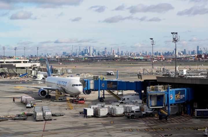 FAA to cut flights at major U.S. airports during shutdown, report says