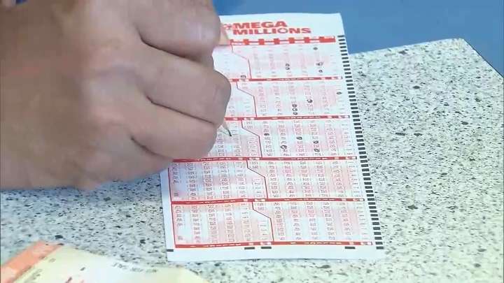 ‘I’m here to play’: Last minute lotto players rush to buy tickets ahead of Mega Millions drawing