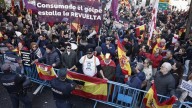 Un detenido en una protesta ante la sede del PSOE en Madrid, que reúne a 400 personas contra el Gobierno
