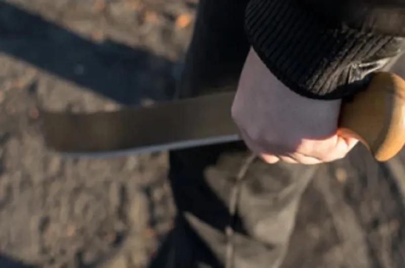 Amenazó a un adolescente con "machetearlo": recibió prohibición de acercamiento