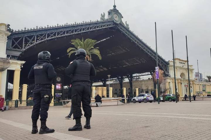 Inspectores municipales de Estación Central son atacados con aceite hirviendo durante fiscalización contra comerciantes ambulantes
