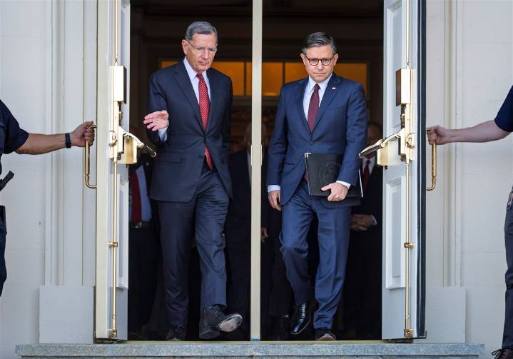 Shutdown stalemate set to drag into sixth week as President Trump pushes Republicans to change Senate rules