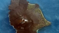 El volcán que hizo erupción y desapareció una isla: olas de 30 metros y un ruido que se escuchó a 5000 kilómetros