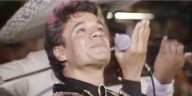 Esto costó el icónico traje negro y dorado de Juan Gabriel en Bellas Artes