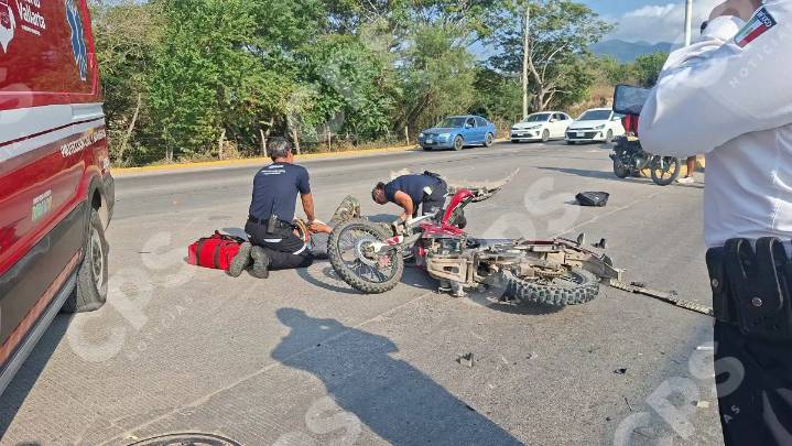 Motociclista sufre graves lesiones tras estrellarse contra una camioneta en avenida Poetas en Puerto Vallarta
