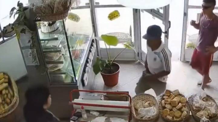Panadera se defiende a cuchillazos y con una taza de agua caliente de asaltante: video