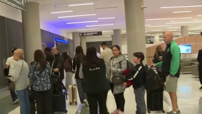 FAA cuts 10% of flights, causing delays at Houston airports