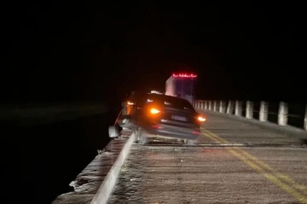Tremendo: Pescaban arriba de un puente y cayeron embestidos por un auto (IMÁGENES)