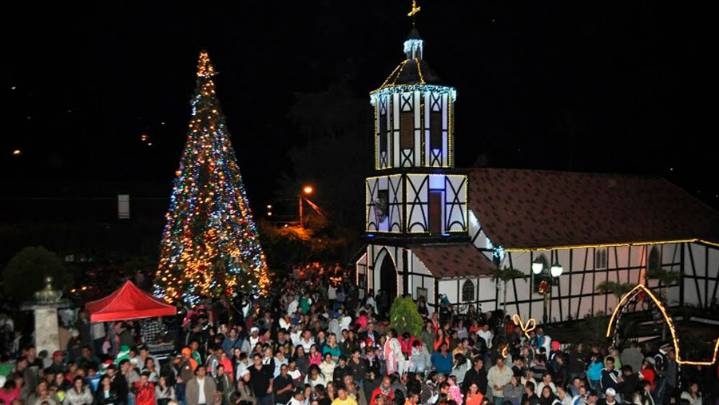 (+Video) La Colonia Tovar encendió la Navidad con una noche mágica de luz y tradición
