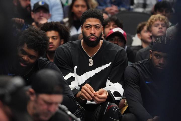 Mavs' Anthony Davis gets cheers and another loss in his return to LA after a 14