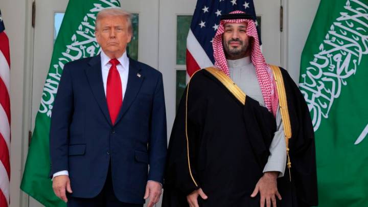 Trump recibe con bandas militares y aviones de combate al príncipe heredero saudí en la Casa Blanca
