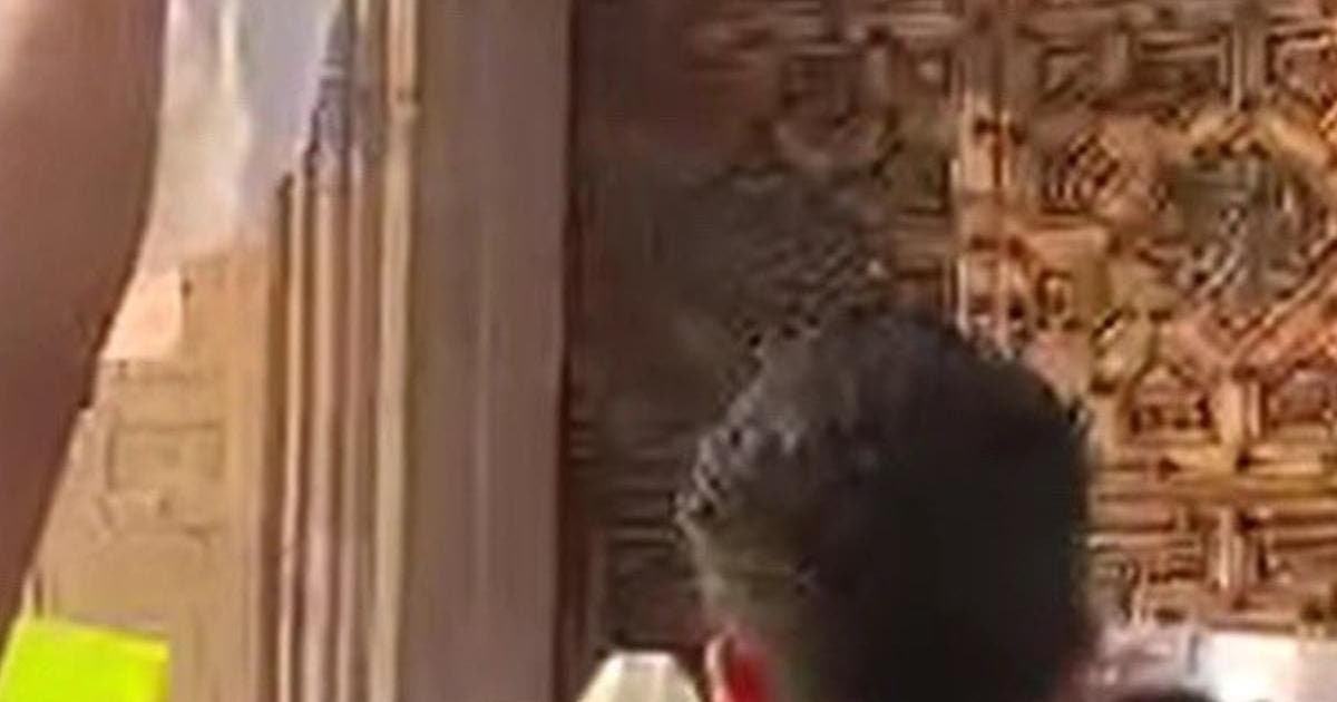 Exigen manifestantes justicia tras asesinato de Carlos Manzo y buscan linchar al gobernador