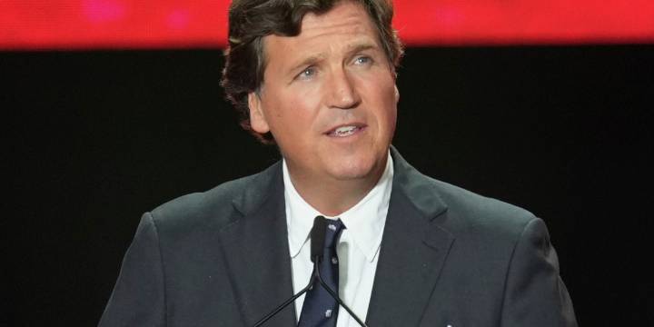 Trump refuses to condemn Tucker Carlson's courtship of antisemitism: 'people have to decide'