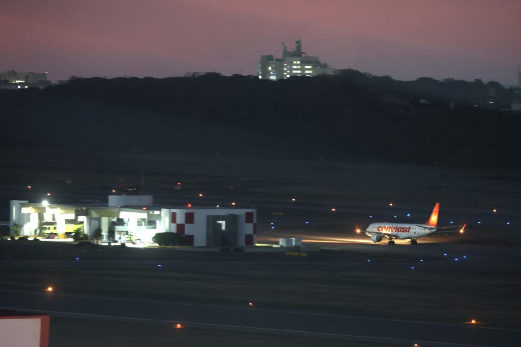 Suspensión de vuelos hacia Venezuela aumenta tensión en la región tras alerta de EE.UU.