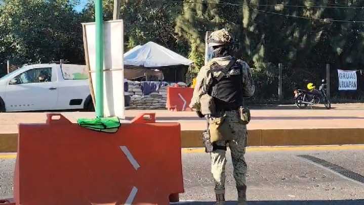 Marchan en Uruapan por el asesinato de Carlos Manzo