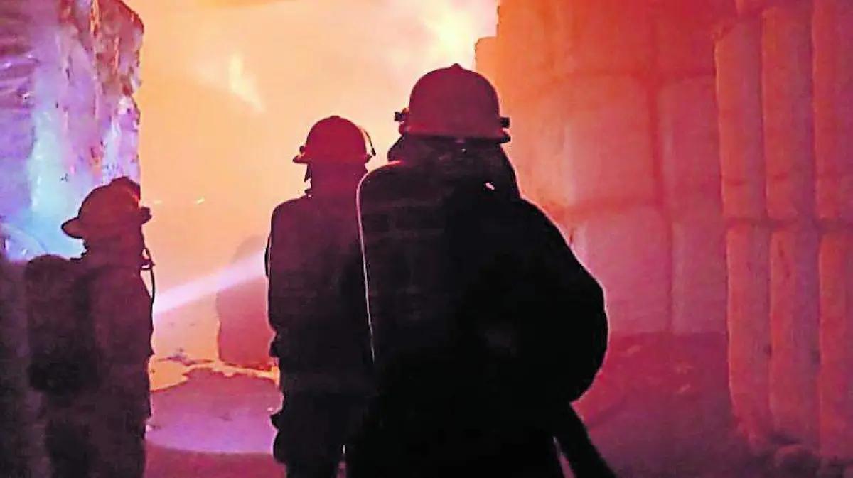 Tráiler con rollo de papel se incendia en la autopista México-Puebla, a la altura de San Rafael Tlanalapan