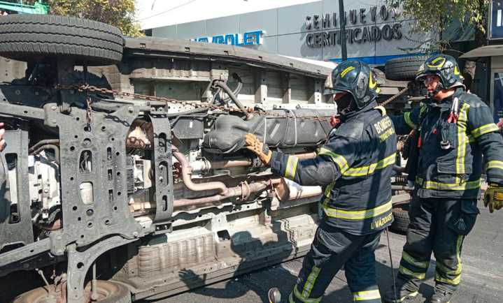 Deja volcadura de ambulancia 3 heridos en la Doctores