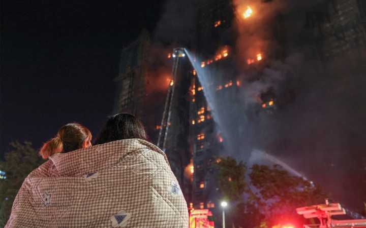 Tragedia en Hong Kong: Suman 128 muertos y 8 detenidos por incendio en torres residenciales