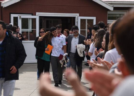 Emotiva despedida a los cuartos medios del Colegio Charles Darwin