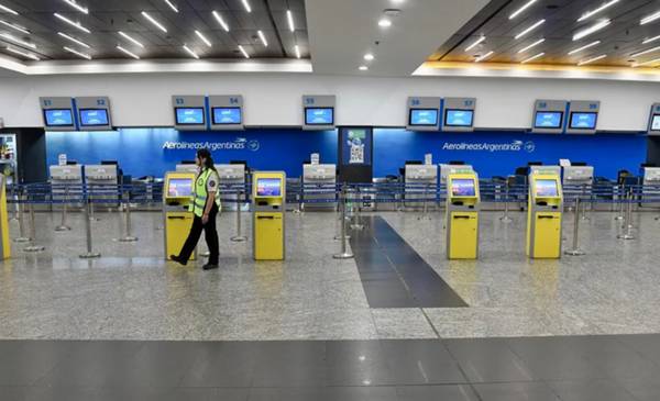 Los controladores aéreos amenazan con profundizar las medidas de fuerza