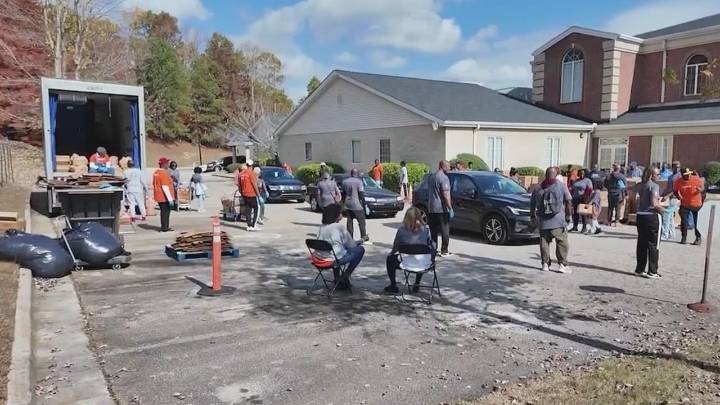 Elizabeth Baptist Church feeds thousands amid SNAP pause