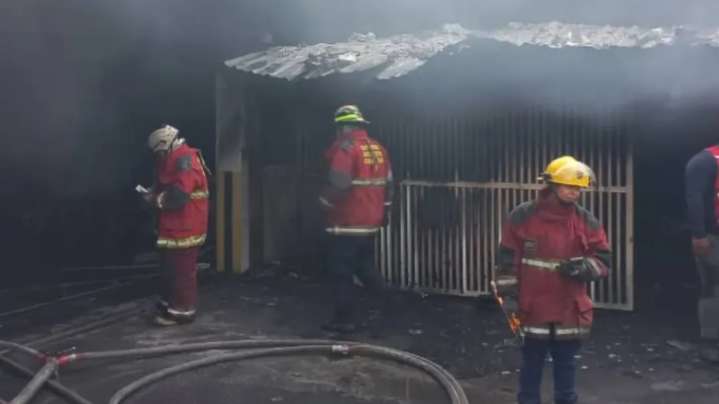 Incendio en edificio en Santa Mónica, en Caracas, afecta a 10 vehículos y obliga a evacuar a 50 personas