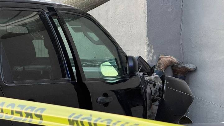 Hombre muere mientras esperaba el camión, camioneta lo arrolló; quedó con los pies hacia arriba