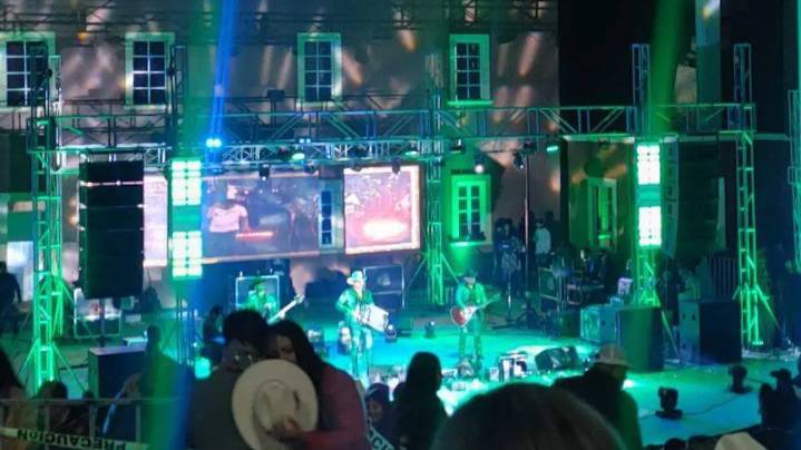 Miles de personas disfrutaron concierto de Los Hijos de Barrón y Los Novillos de la Sierra en el Foro Villista