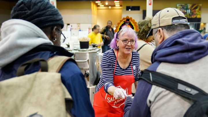 Salvation Army brings hot meals for Thanksgiving to Phoenix community