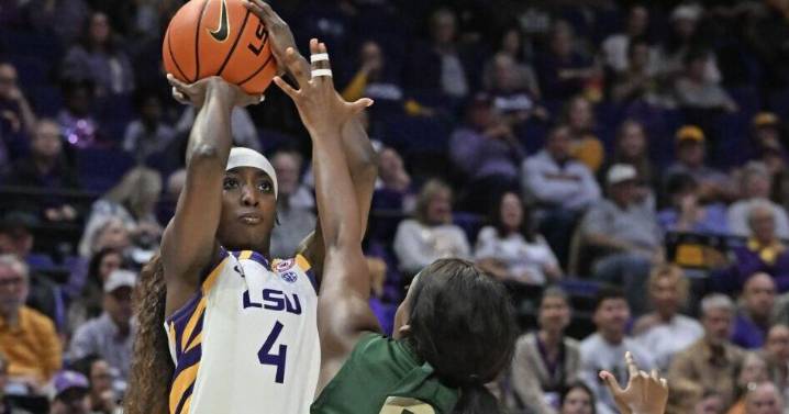 LSU women showing they can be dangerous from 3