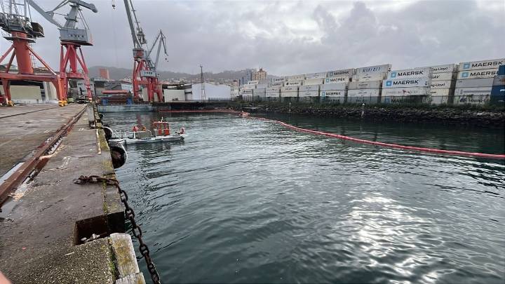 El Puerto da por controlado el vertido de aceite de palma de la ría de Vigo una semana después del suceso