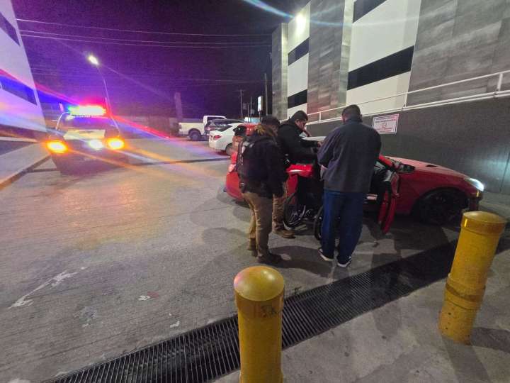 Apoyan policías a mujer en el traslado de emergencia a hospital