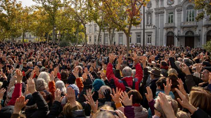 Cientos de personas se concentran frente al Tribunal Supremo contra la condena al fiscal general del Estado