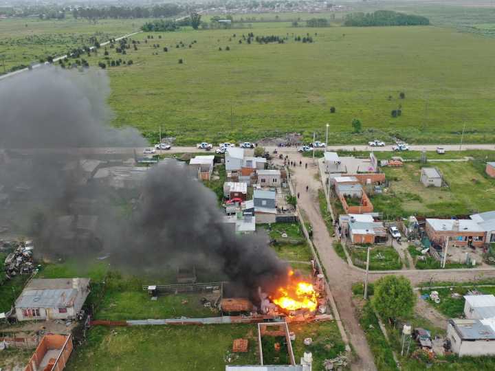 Mar del Plata: incendiaron la casa de un chico acusado de manosear a dos compañeras y hay paro docente contra la violencia escolar