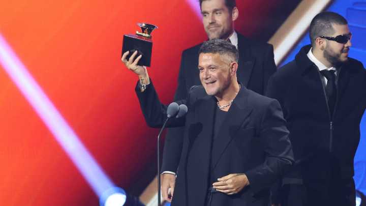 Alejandro Sanz da la sorpresa y gana el Latin Grammy a grabación del año: "Te lo he robado, perdona"