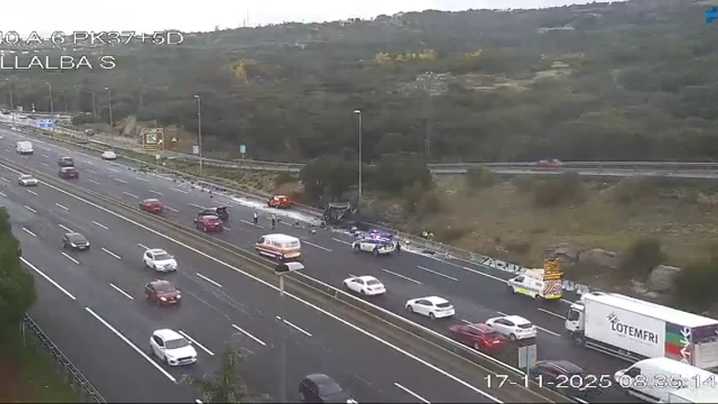 Varios heridos grave en un accidente entre un autobús y un vehículo de reparto en la A