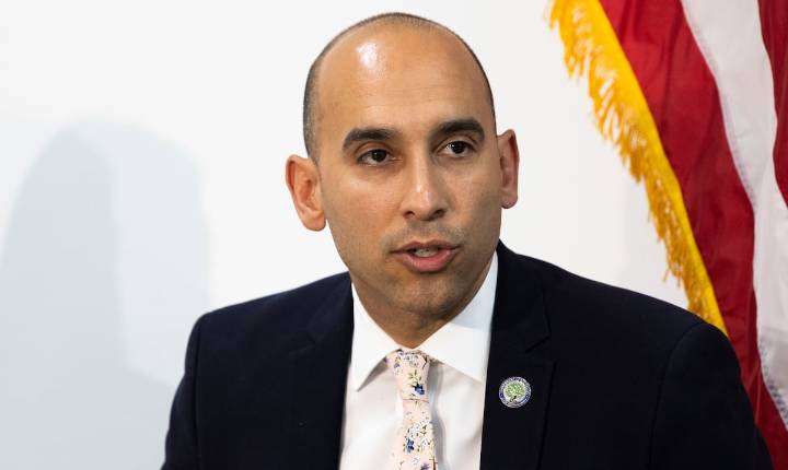 “No eran tratados igualmente”: Chris Soto, exasesor de Miguel Cardona, destaca la discriminación a la que se enfrenta el sistema educativo de Puerto Rico