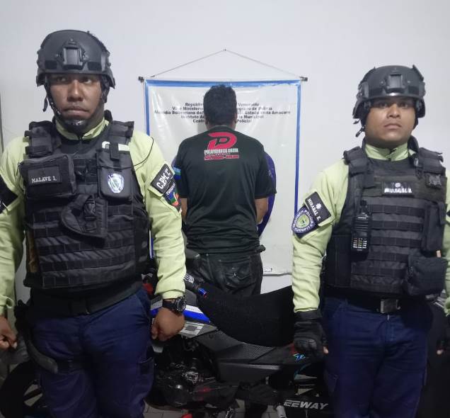 Detienen a hombre por presuntamente acosar y amenazar a su expareja