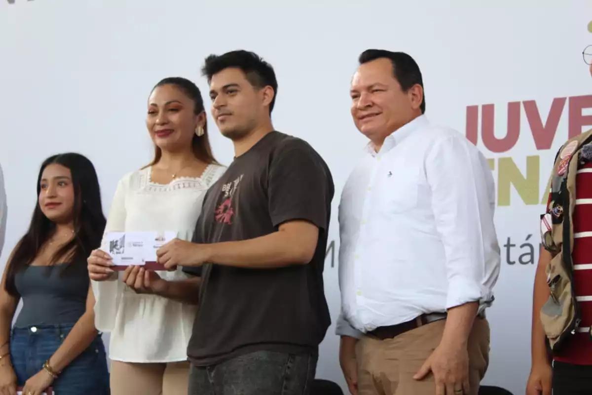 Inicia la entrega de tarjetas Felipe Carrillo Puerto a estudiantes de Yucatán beneficiarios del programa Juventudes Renacimiento