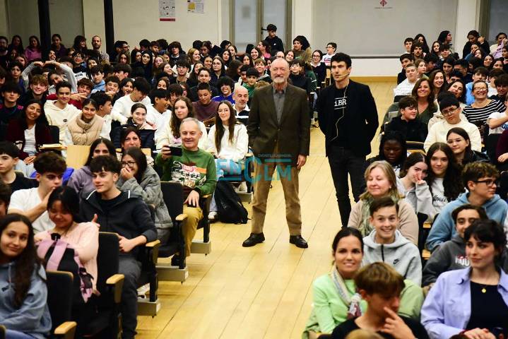 Fotos | El encuentro de Pérez Reverte con estudiantes de Toledo organizado por CiBRA