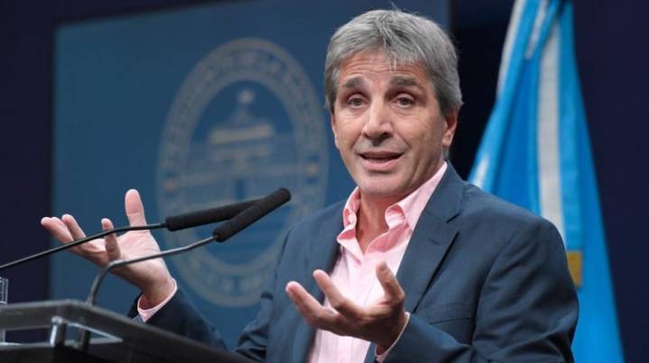 Caputo defendió el esquema de bandas para el dólar y aseguró que el acuerdo comercial con EE.UU. está listo