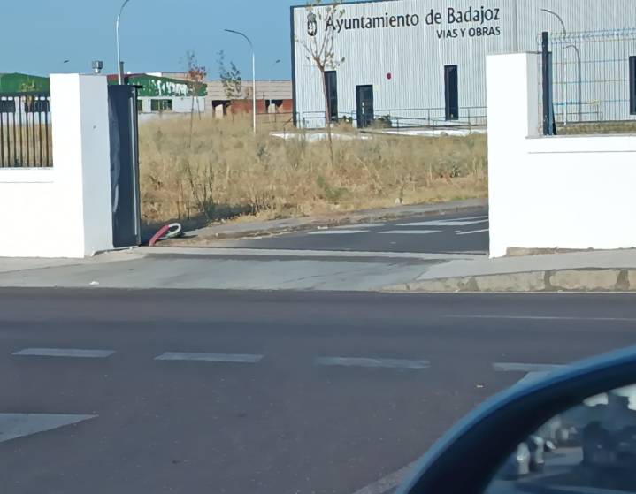 Robo mayúsculo en una nave municipal de Badajoz: los ladrones fuerzan los accesos y se llevan herramientas y un furgón
