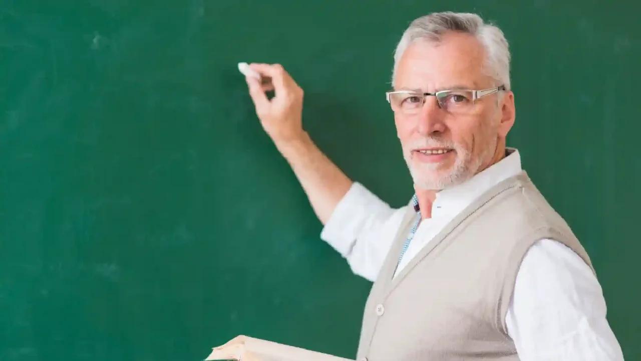 Docentes pensionados podrán recibir una prima de medio año: así funcionaría el beneficio