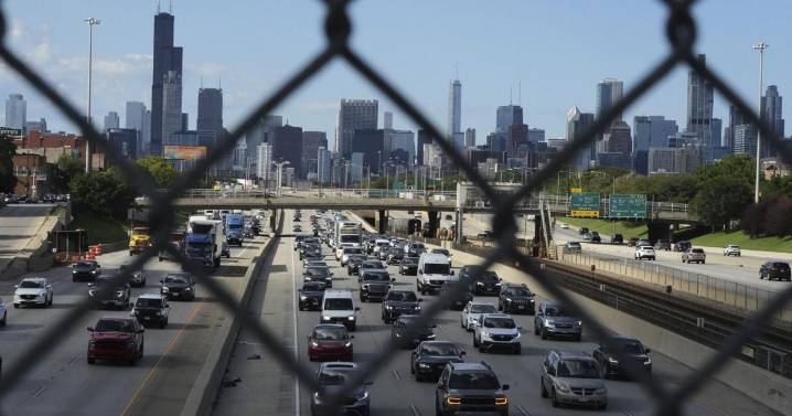 Texts appear to show Border Patrol agent bragging about shooting a woman in Chicago