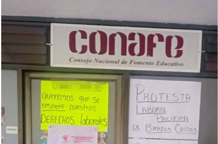 Inician paro de labores de “brazos caídos” de trabajadores de CONAFE