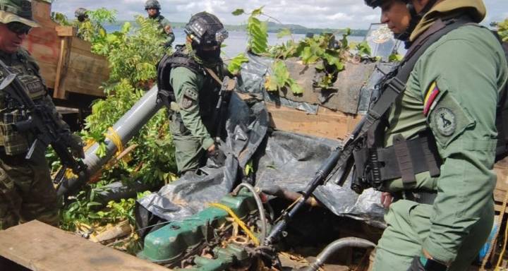 Fanb destruye dos balsas de minería ilegal en Bolívar