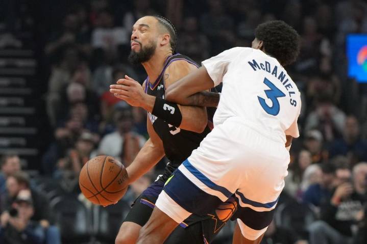 Brooks de Suns multado con 35.000 dólares tras altercado con árbitros