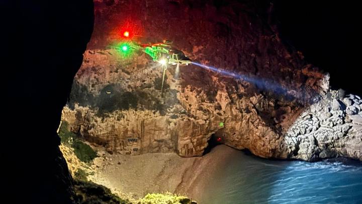 Rescatan en helicóptero en plena noche a una joven de 19 años en la cala dels Testos de Benitatxell